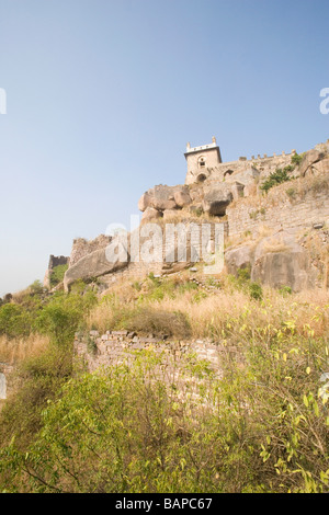 Niedrigen Winkel Ansicht eines Forts, Golconda Fort, Hyderabad, Andhra Pradesh, Indien Stockfoto