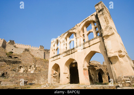 Niedrigen Winkel Ansicht eines Forts, Golconda Fort, Hyderabad, Andhra Pradesh, Indien Stockfoto