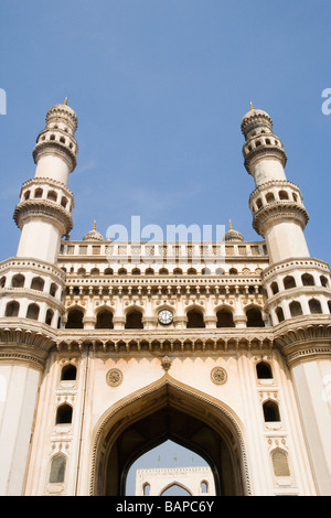 Niedrigen Winkel Blick auf eine Moschee, Charminar, Hyderabad, Andhra Pradesh, Indien Stockfoto