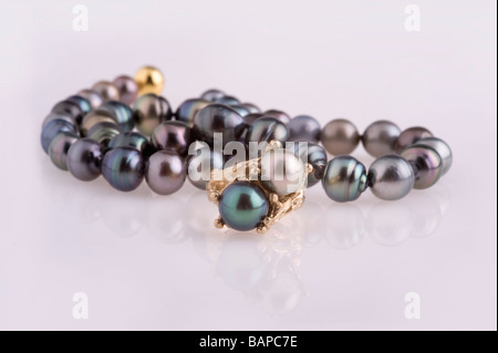 Perle ring, Wams - Silber/weiße Perle, schwarze Perle, in gold Einstellung mit schwarze Perlenkette Stockfoto