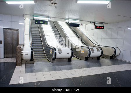 Die Rolltreppen am Mariatorget Bahnhof in Stockholm s u Stockfoto