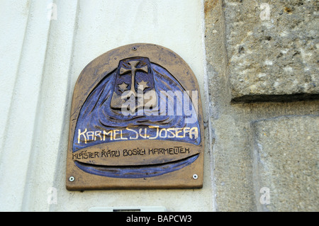 Bauen Details in Prag die Hauptstadt und größte Stadt der Tschechischen Republik ist. Dekorativer Jugendstil-Hausnummer Stockfoto