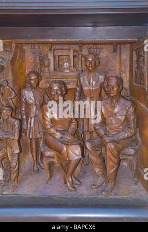 Bronze-Fries Panel Detail von Paul Day des Lebens der Königin Elizabeth, die Königinmutter, 1900-2002, mit König George VI & Töchter Stockfoto