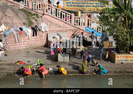 Frauen, die Wäsche machen. Ganges-Fluss. Haridwar. Uttarakhand. Indien Stockfoto