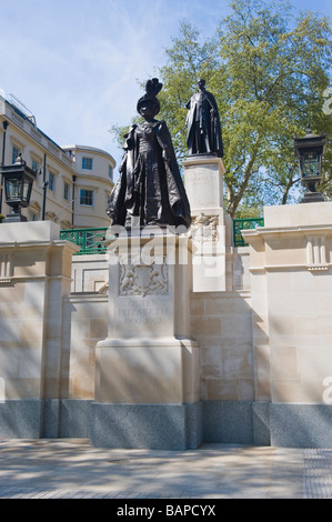 Whitehall, Statuen zum Gedenken an Leben von Königin Elisabeth II., 1900 - 2002, von Philip Jackson, & König George VI., 1895 - 1952 Stockfoto