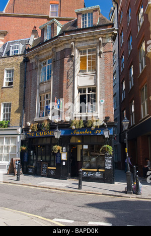 London Westminster historischen Alten atmosphärischen zwei Vorsitzenden pub umgebaut 1756 Name verweist auf die Sänfte alten alten taxi transport Service System Stockfoto