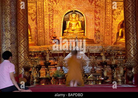 Gebet vor der Statue von Buddha am Wat Pra Mönch singen Stockfoto