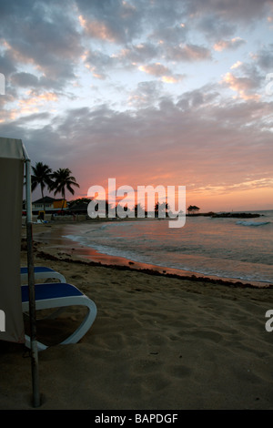 Goldener Sonnenuntergang am Strand in Jamaika Stockfoto