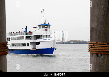 An einem bewölkten Tag bereitet "Miss New York", ein Liberty Island Ferry dock in Battery Park, New York. Stockfoto