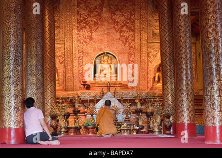 Gebet vor der Statue von Buddha am Wat Pra Mönch singen Stockfoto