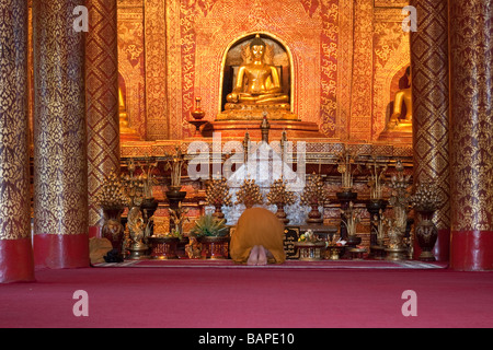 Gebet vor der Statue von Buddha am Wat Pra Mönch singen Stockfoto