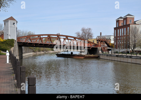 Wartungsarbeiten im Gange auf Hubbrücke über den Erie-Kanal, Fairport, New York USA. Stockfoto