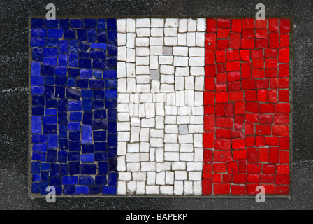 Ein Mosaik der französischen Flagge unter "The Universal Soldier", das koreanische Veterans Memorial, Battery Park, New York, Vereinigte Staaten. Stockfoto