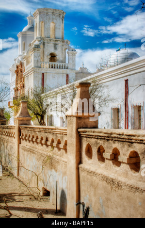 San Xavier del Bac Mission Tucson Arizona. Renovierung der Kirche. Ideal für Reise-Abenteuer-Religion-Tourismus. HDR-Komposit Stockfoto