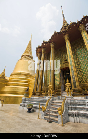 Die Bibliothek und Phra Si Rattana Chedi Phra Mondop. Wat Phra Kaeo, Bangkok, Thailand Stockfoto