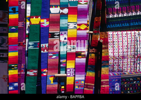 Hand ragte Baumwolle Gürtel in traditionelle Muster zum Verkauf in den Marktplatz SANTIAGO ATITLAN, GUATEMALA Stockfoto