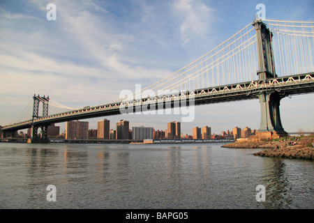 Ein Blick auf die Südseite der Manhattan Bridge, vom Rand des Empire Fulton Ferry Park, Dumbo, New York angesehen. Stockfoto