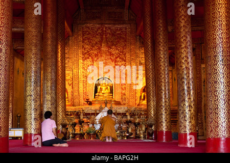 Gebet vor der Statue von Buddha am Wat Pra Mönch singen Chiang Mai thailand Stockfoto