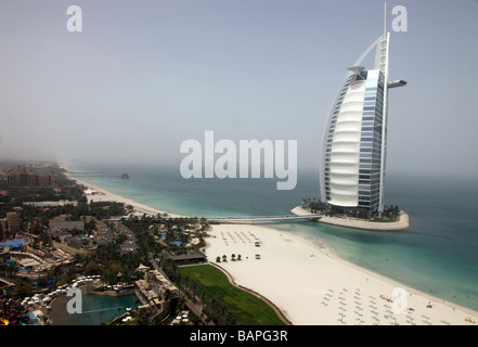 Super-Luxus-Hotel Burj al Arab und Wild Wadi Wasser-Freizeitpark Dubai Vereinigte Arabische Emirate Stockfoto