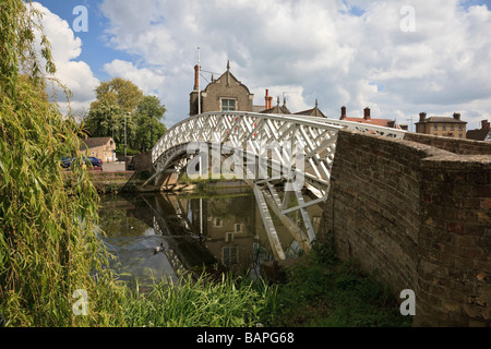 "Chinesisch" Arched hölzerne Fußgängerbrücke über den Fluss Great Ouse in Godmanchester Cambridgeshire UK Stockfoto