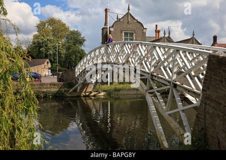 Gewölbte Holzsteg über den Fluss Great Ouse in Godmanchester Cambridgeshire UK Stockfoto