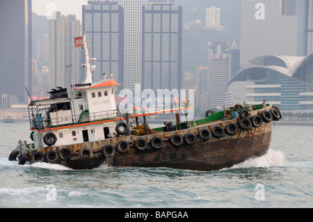 Schmutzige kleine Fracht Schiff im Hafen von Hong Kong Stockfoto