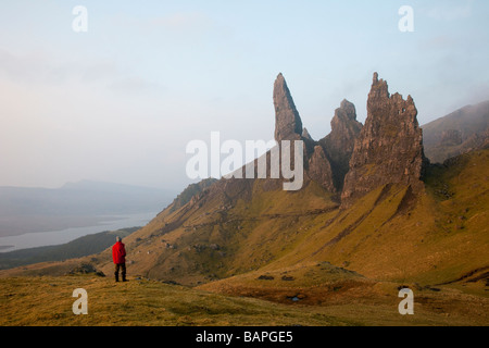 Bergsteiger oder Wanderer in der Nähe von Old Man of Storr, Trotternish-Halbinsel auf der Isle Of Skye, Schottland, UK Stockfoto