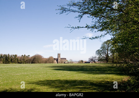 Fernblick über Downside Abbey und Schule, Stratton-auf-Fosse, Somerset, Großbritannien Stockfoto