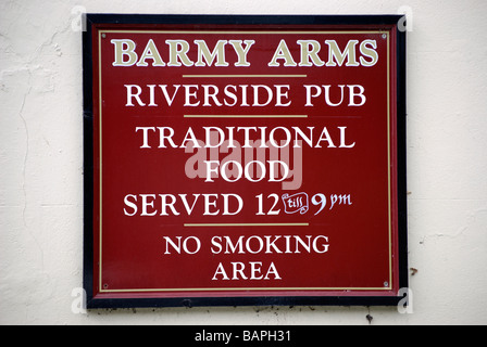 Melden Sie an das barmy Arme Public House Ankündigung Pub am Flussufer und traditionelle Speisen, an der Themse in Twickenham, england Stockfoto