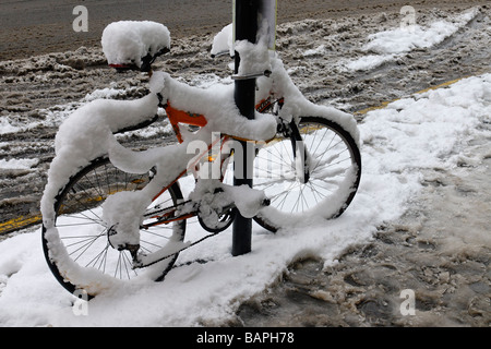 Schneebedeckte Fahrrad Barbican London Großbritannien 2. Februar 2009 Stockfoto