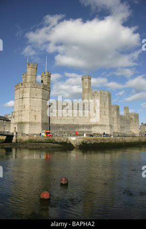 Stadt von Caernarfon, Wales. Die historischen Caernarfon Castle am Ufer des Flusses Seiont. Stockfoto