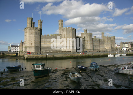 Stadt von Caernarfon, Wales. Die historischen Caernarfon Castle am Ufer des Flusses Seiont. Stockfoto