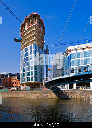 Ein Hochhaus im Bau neben dem schwimmenden Hafen in Bristol, Großbritannien Stockfoto