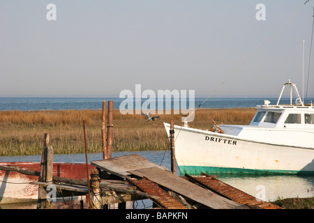 Workboat in einem sumpfigen Bach Stockfoto