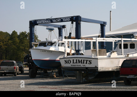 Boote am Ufer in Whitehall-Yacht-Werft Stockfoto