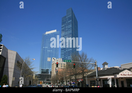 Geschäften und Gebäuden in der Innenstadt von White Plains Westchester County, New York, USA Stockfoto