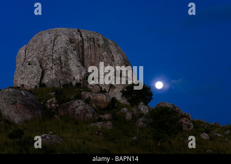 Mondaufgang über Felsformationen unter Dedza Berg - Flugfeld, Malawi, Afrika Stockfoto