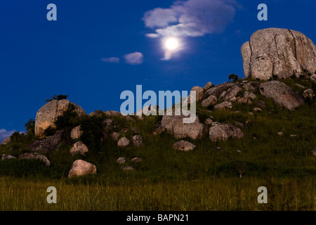 Mondaufgang über Felsformationen unter Dedza Berg - Flugfeld, Malawi, Afrika Stockfoto