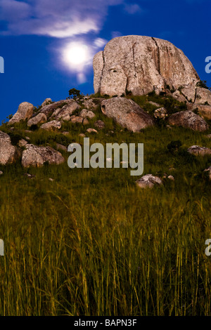 Mondaufgang über Felsformationen unter Dedza Berg - Flugfeld, Malawi, Afrika Stockfoto