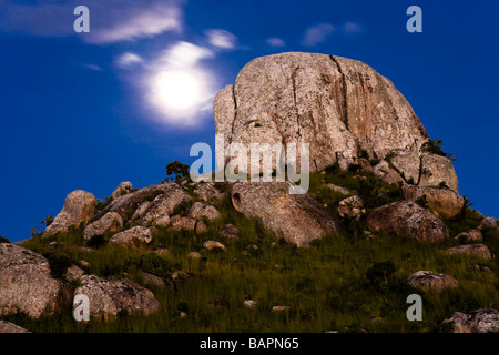 Mondaufgang über Felsformationen unter Dedza Berg - Flugfeld, Malawi, Afrika Stockfoto