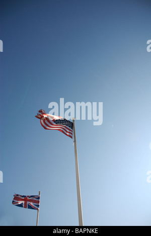 Amerikanische und britische Flaggen, Mayflower Steps, Barbican, Plymouth, UK Stockfoto