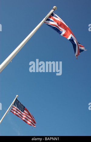 Amerikanische und britische Flaggen, Mayflower Steps, Barbican, Plymouth, UK Stockfoto