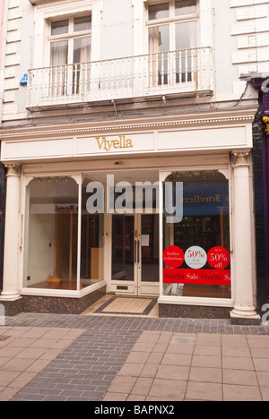 Viyella Kleiderladens speichern, die geschlossen in Norwich, Norfolk, Großbritannien Stockfoto