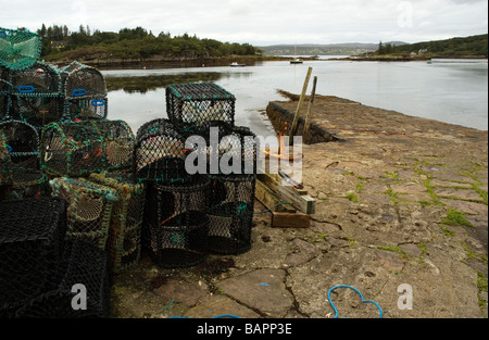 Hummer-Töpfe auf dem Kai Badachro, Gair Loch, Highlands von Schottland. Stockfoto