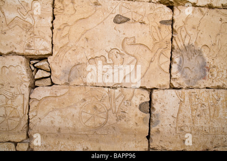 Reliefs von der Schlacht von Kadesch an den Außenwänden der Tempel von Ramses II in Abydos, Niltal Ägyptens Stockfoto