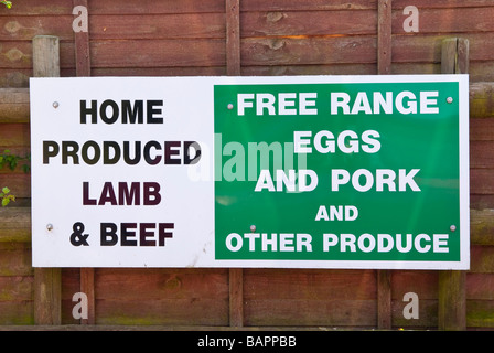 Ein Schild an einer britischen Farm verkaufen Hause produziert Lamm & Rind, Freilandeier und Schwein und anderen lokalen Produkten Stockfoto