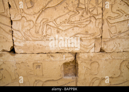 Reliefs von der Schlacht von Kadesch an den Außenwänden der Tempel von Ramses II in Abydos, Niltal Ägyptens Stockfoto