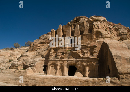 Blick auf den Felsen geschnitten Denkmal, "Obelisk Grab" in rosa Sandstein in der antiken Stadt der Nabatäer von Petra Jordanien geschnitzt Stockfoto