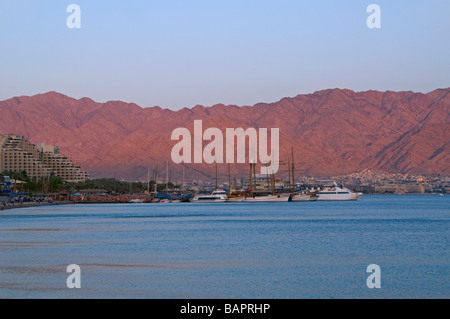 Hotels entlang der rotes Seeküste von Eilat mit den jordanischen Bergen im Hintergrund Südisrael Stockfoto