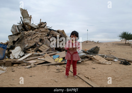 Bedouin Mädchen schreit inmitten Ruine abgerissen Home durch die israelischen Behörden in Abdallah Al Atrash unerkannte Bedouin Village in der Wüste Negev Israel dem Erdboden gleichgemacht Stockfoto